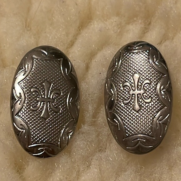 Silver Design Metal Pierce Earrings - Picture 1 of 16